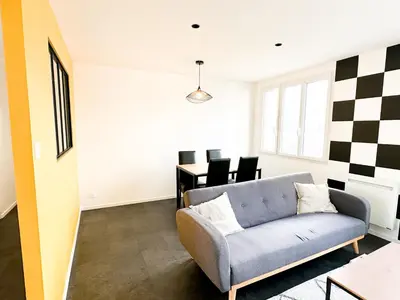 Coin salon dans l'établissement COLIVING - WIFI - TV - Proche TRAM - L'ESCALE PARTAGEE