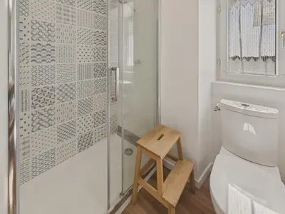 Salle de bains dans l'établissement Maison avec jardin pour 4 adultes et 2 enfants