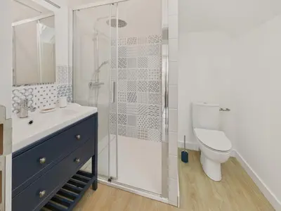 Salle de bains dans l'établissement Maison avec jardin pour 4 adultes et 2 enfants
