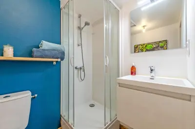 Salle de bains dans l'établissement Bleunienn - Studio au cœur du centre-bourg