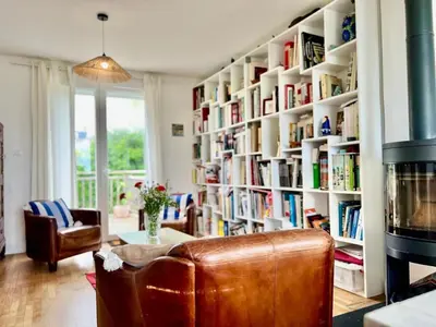 Bibliothèque dans la maison de vacances