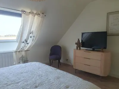 Télévision ou salle de divertissement dans l'établissement Les Tamaris Vue Mer