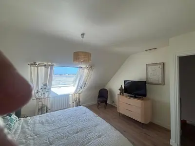 Télévision ou salle de divertissement dans l'établissement Les Tamaris Vue Mer