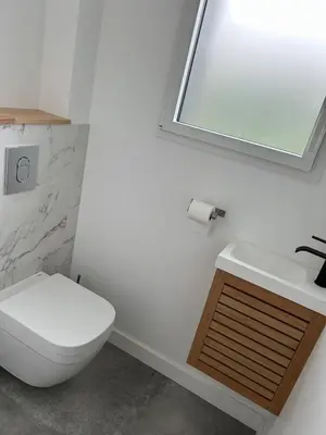 Salle de bains dans l'établissement Maison d'architecte à Morgat