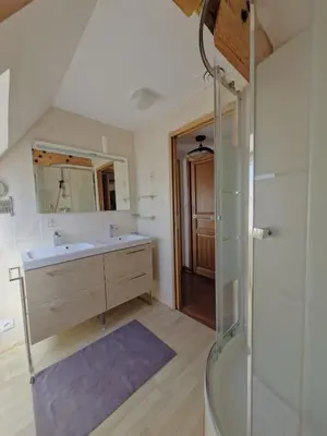Salle de bains dans l'établissement Ty Nomad