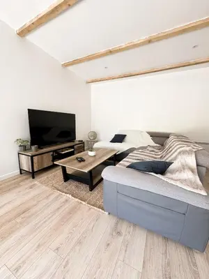 Télévision ou salle de divertissement dans l'établissement Maison proche des plages