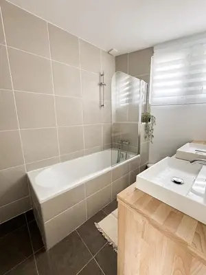 Salle de bains dans l'établissement Maison proche des plages