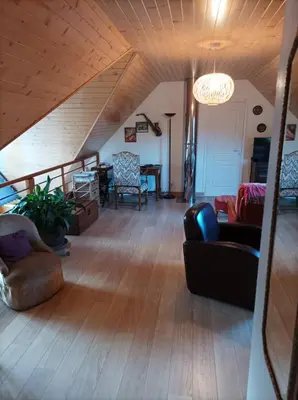 Coin salon dans l'établissement Maison très confortable et douillette