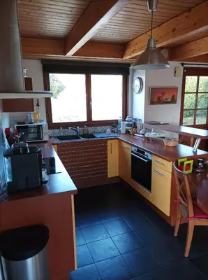 Cuisine ou kitchenette dans l'établissement Maison très confortable et douillette