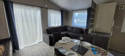 Coin salon dans l'établissement mobil home