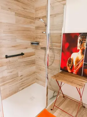 Salle de bains dans l'établissement Studio indépendant au coeur de Locmaria-Plouzané