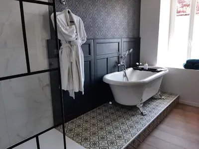 Salle de bains dans l'établissement L'Haussmannien Presbytère St Hervé