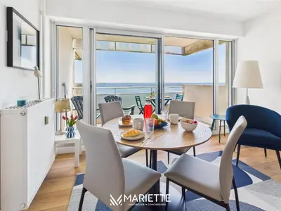 Vue générale sur la mer ou vue sur la mer prise depuis l'appartement
