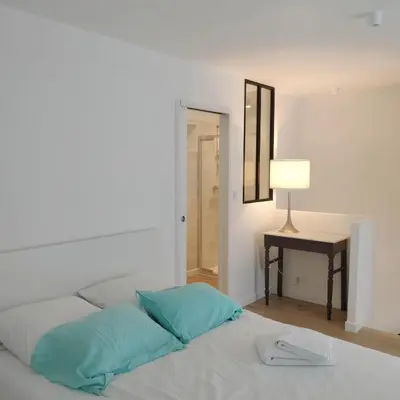 Un ou plusieurs lits dans un hébergement de l'établissement BORD de MER au COEUR de Bénodet, beau duplex contemporain tout equipe