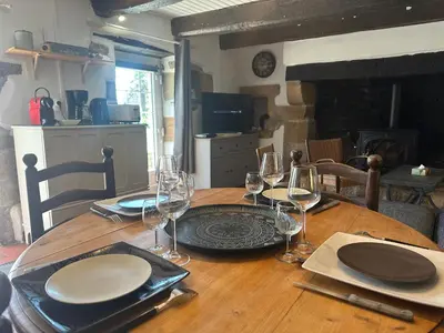 Cuisine ou kitchenette dans l'établissement Belle maison au calme - accès GR34
