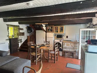 Cuisine ou kitchenette dans l'établissement Belle maison au calme - accès GR34