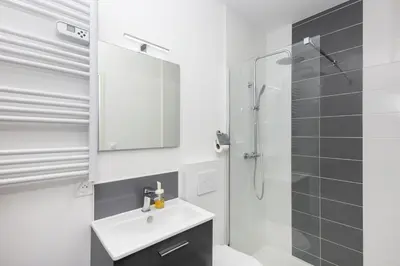 Salle de bains dans l'établissement Chouchen