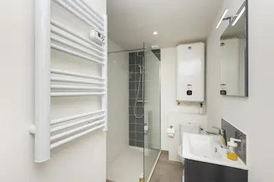 Salle de bains dans l'établissement T2 Cotriade