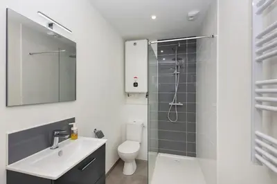 Salle de bains dans l'établissement T3 Far