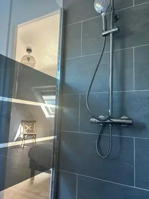 Salle de bains dans l'établissement Maisonnette bretonne typique Beg Meil Fouesnant Ty Breizh plage