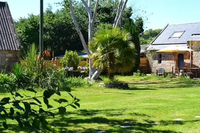 Jardin de l'établissement Longère entre mer et campagne avec piscine