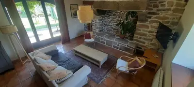 Coin salon dans l'établissement Longère entre mer et campagne avec piscine