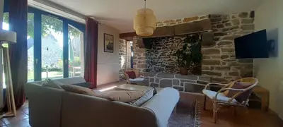 Télévision ou salle de divertissement dans l'établissement Longère entre mer et campagne avec piscine