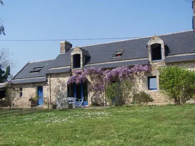 Jardin de l'établissement Longère entre mer et campagne avec piscine