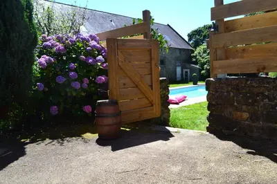 Jardin de l'établissement Longère entre mer et campagne avec piscine
