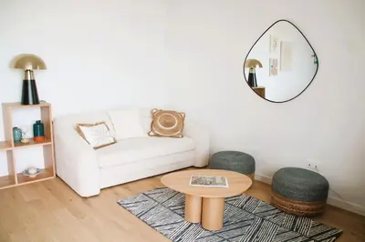 Coin salon dans l'établissement Azea, les pieds dans l'eau