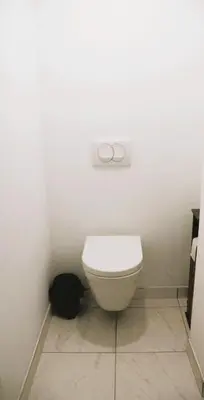 Salle de bains dans l'établissement Azea, les pieds dans l'eau