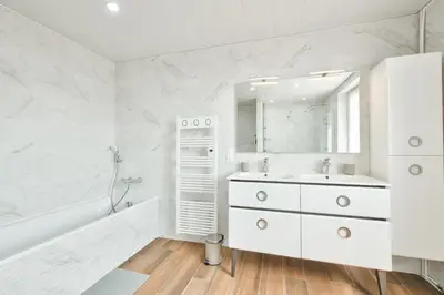 Salle de bains dans l'établissement Maison pour 8 dans le centre de Plouguerneau