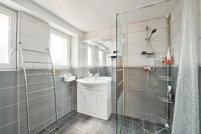 Salle de bains dans l'établissement Maison pour 8 dans le centre de Plouguerneau