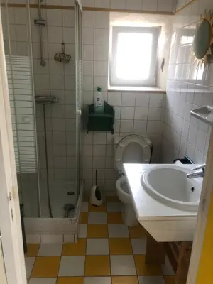 Salle de bains dans l'établissement Ferienhaus Bretagne Pointe du Raz