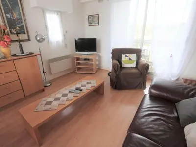 Télévision ou salle de divertissement dans l'établissement Appartement T2 à Bénodet proche plages, vue rivière - FR-1-481-178