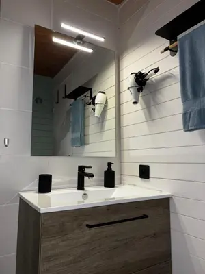 Salle de bains dans l'établissement À deux minutes à pied de la plage - vue imprenable sur la mer