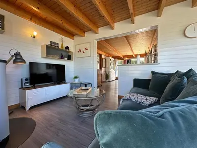 Télévision ou salle de divertissement dans l'établissement À deux minutes à pied de la plage - vue imprenable sur la mer