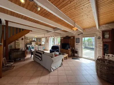 Coin salon dans l'établissement Maison bretonne en pierre à deux kms de la mer