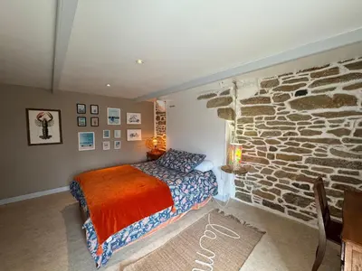 Un ou plusieurs lits dans un hébergement de l'établissement Maison bretonne en pierre à deux kms de la mer
