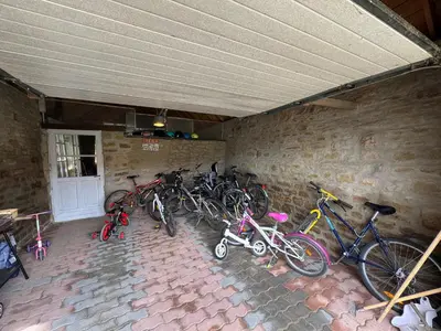 Vélo sur le terrain de l'établissement Maison bretonne en pierre à deux kms de la mer ou dans les environs