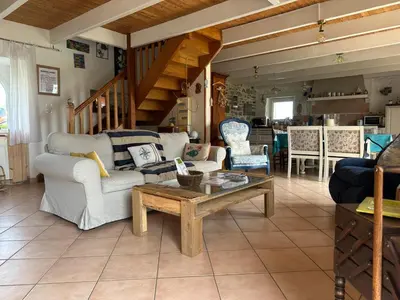 Coin salon dans l'établissement Maison bretonne en pierre à deux kms de la mer