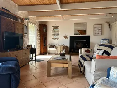 Télévision ou salle de divertissement dans l'établissement Maison bretonne en pierre à deux kms de la mer
