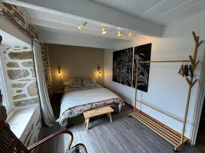 Un ou plusieurs lits dans un hébergement de l'établissement Maison bretonne en pierre à deux kms de la mer