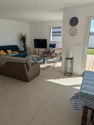 Coin salon dans l'établissement Magnifique maison proche des plages