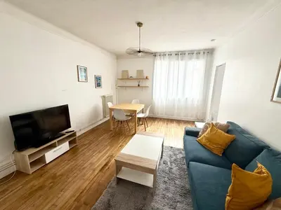 Télévision ou salle de divertissement dans l'établissement Appartement avec chambre séparée Brest centre ville