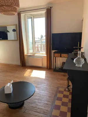 Télévision ou salle de divertissement dans l'établissement Appartement ville mer