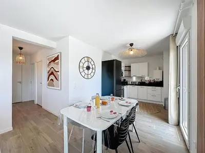 Cuisine ou kitchenette dans l'établissement Beau T2 recent, terrasse parking 4 pers