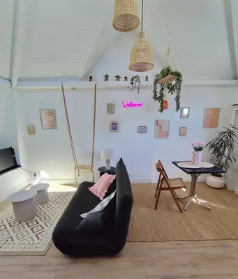 Coin salon dans l'établissement Studio Bohème Lannilis Proche GR34 et Plages