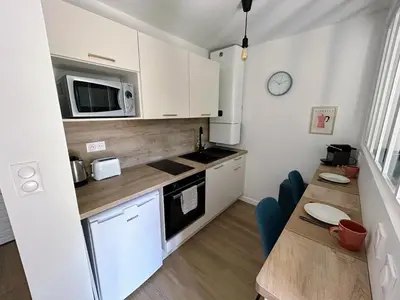 Cuisine ou kitchenette dans l'établissement Studio cosy la plage à pieds