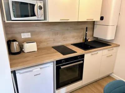 Cuisine ou kitchenette dans l'établissement Studio cosy la plage à pieds